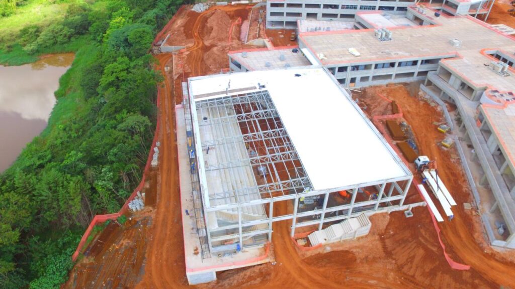 Construção em andamento vista de cima de uma laje steel deck feita pela Februce para um ginásio esportivo.