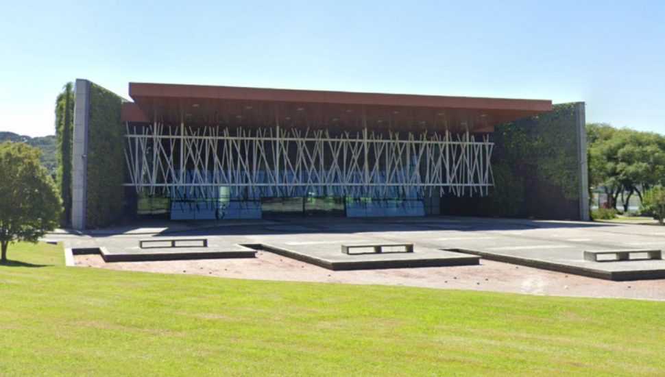 Vista do Pavilhão do Barigui de frente terminado em um dia ensolarado. 